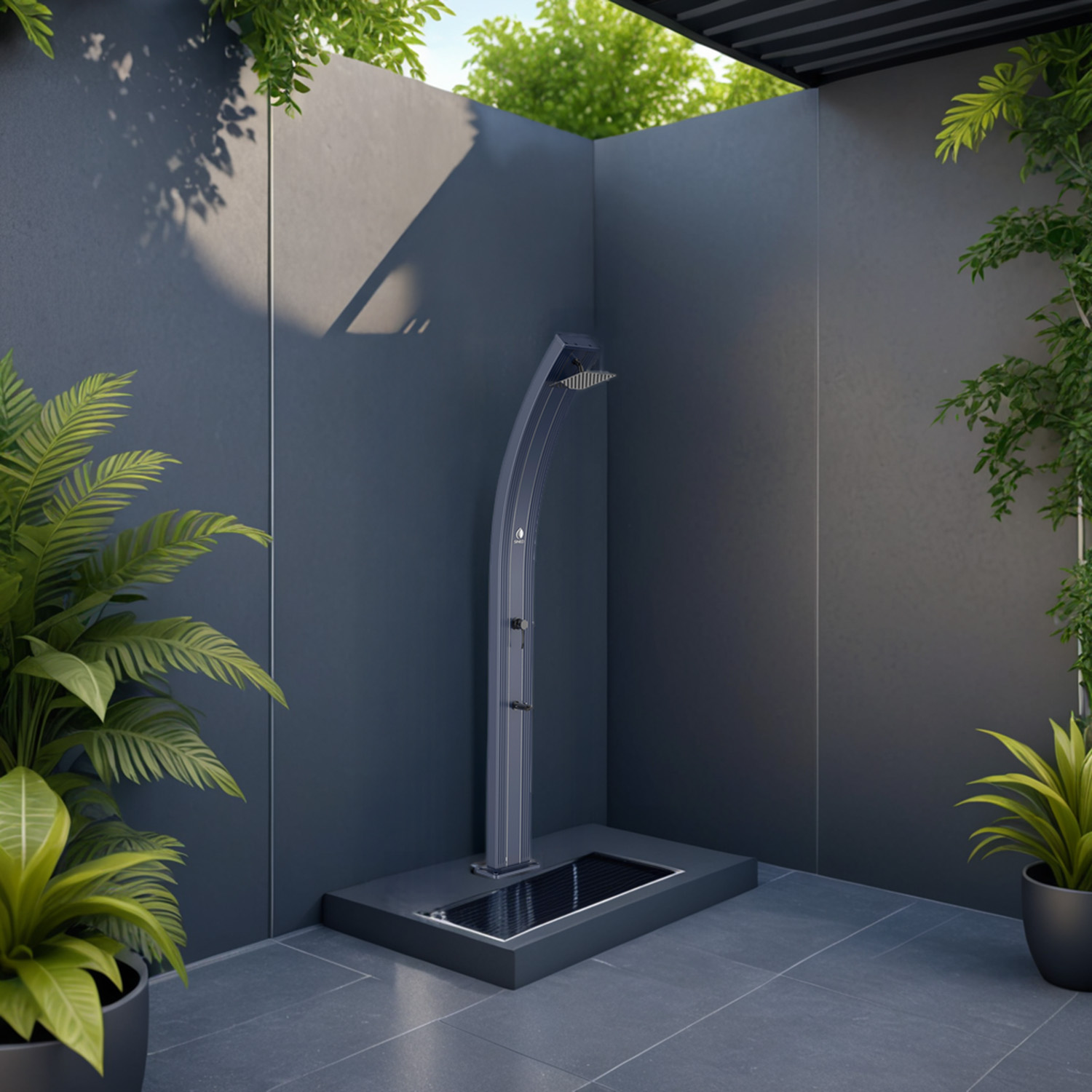 DOCCIA-LEA-GRIGIA-ambientata - Docce Riscaldamento Solare per Giardini e Piscine