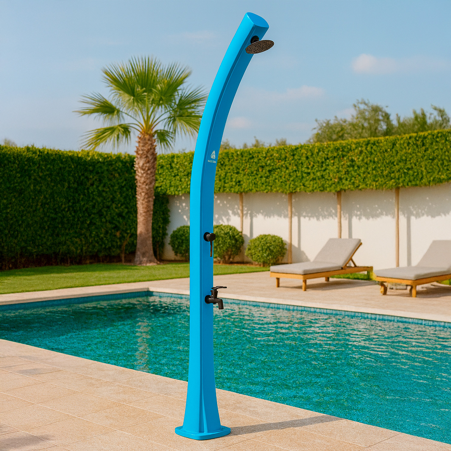 DOCCIA-SOLE-BLU-ambientata - Docce Riscaldamento Solare per Giardini e Piscine