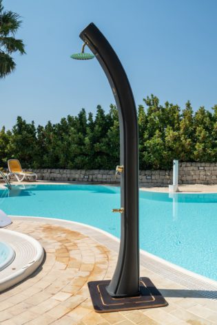 DOCCIA-SOLE-XXL-NERA-ORO-ambientata - Docce Riscaldamento Solare per Giardini e Piscine