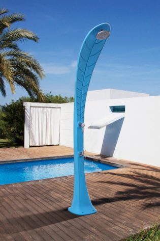 DOCCIASOLARE-FOGLIA-BLU-ambientata - Docce Riscaldamento Solare per Giardini e Piscine