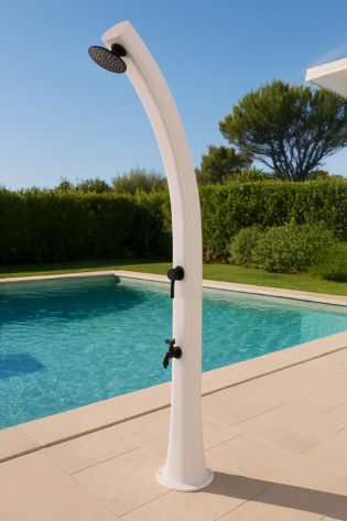 DOCCIASOLARE-RIO-BIANCO-BLACKMATT-ambientata - Docce Riscaldamento Solare per Giardini e Piscine