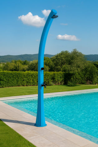 DOCCIASOLARE-RIO-BLU-BLACKMATT-ambientata - Docce Riscaldamento Solare per Giardini e Piscine