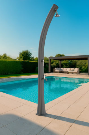 DOCCIASOLARE-RIO-GRIGIO-ambientata - Docce Riscaldamento Solare per Giardini e Piscine