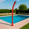 DOCCIASOLARE-RIO-ROSSO MPC Doccia Rossa in Polietilene HD Altezza 226 cm Serbatoio 25 Litri Soffione Rotondo 10 cm e Lavapiedi Ideale per Giardino e Piscina Modello Rio