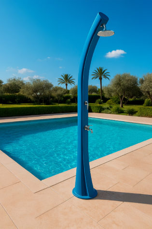DOCCIASOLARE-RIOXXL-BLU-ambientata - Docce Riscaldamento Solare per Giardini e Piscine