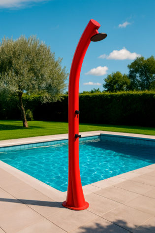 DOCCIASOLARE-RIOXXL-ROSSO-BLACKMATT-ambientata - Docce Riscaldamento Solare per Giardini e Piscine