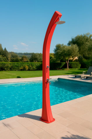 DOCCIASOLARE-RIOXXL-ROSSO-ambientata - Docce Riscaldamento Solare per Giardini e Piscine